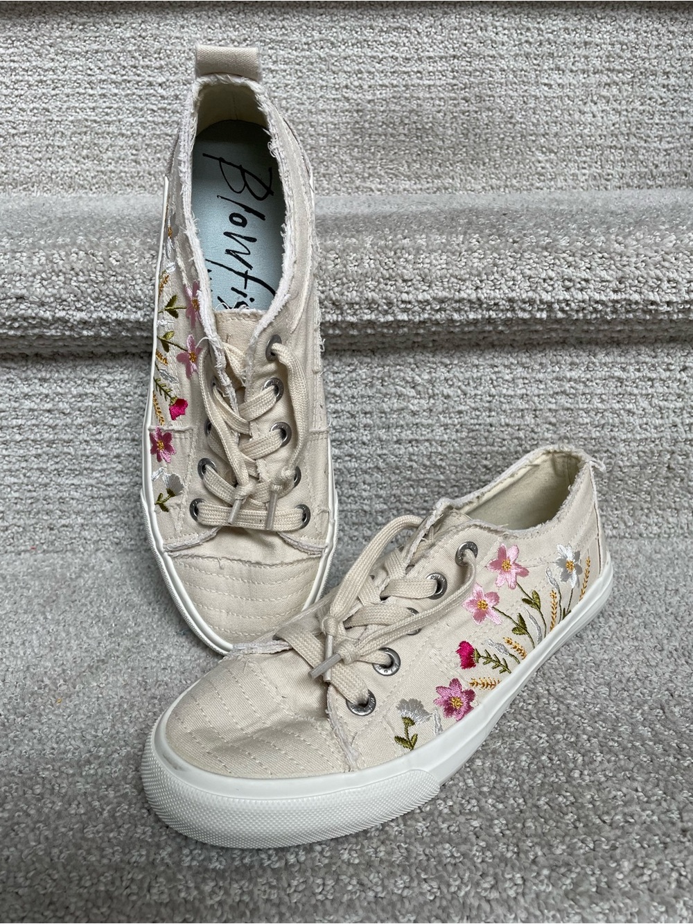 Blowfish Malibu Vivid Floral Embroidered Sneakers - Size 9M